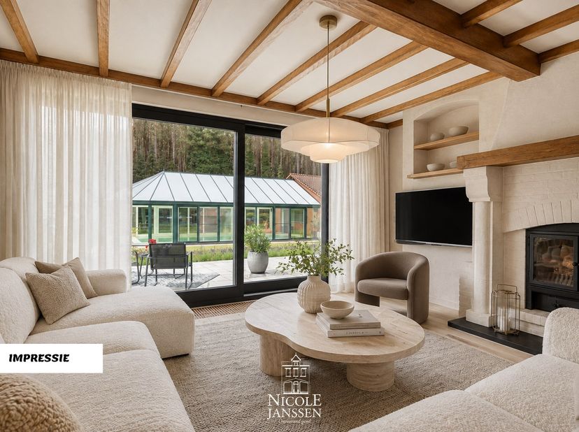Verscholen in een groene en rustige omgeving bevindt zich deze riante villa. De woning werd degelijk gebouwd en altijd met zorg onderhouden. Doorheen