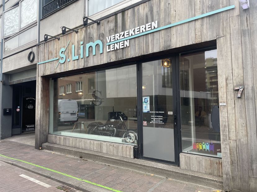 Instapklaar handelspand of kantoorruimte in het centrum van Genk.<br />
<br />
Dit multifunctioneel handelspand van ca 75 m² werd enkele jaren geled