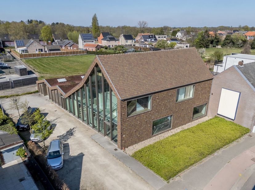 Veelzijdig commercieel gebouw op toplocatie tussen Geel en Westerlo.<br />
<br />
Dit recent gebouw biedt 827 m² bruikbare ruimte, ideaal voor showroo