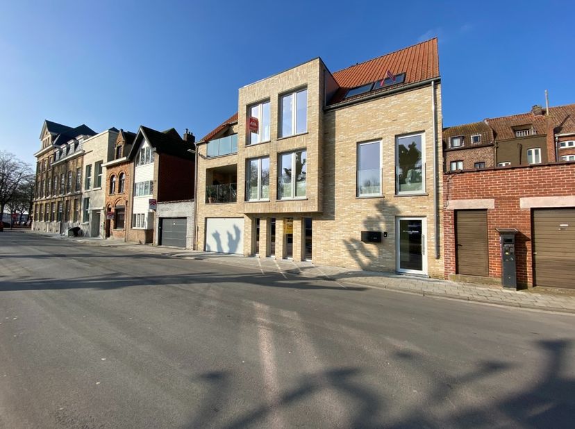 In de onmiddellijke nabijheid van de historische Ieperse Vestingen bevindt zich dit exclusieve en ruime nieuwbouwappartement. De woning combineert een