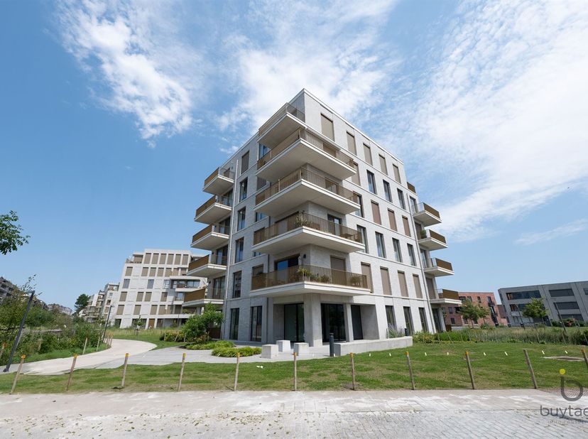 WONEN IN STIJL: een knap twee-slaapkamer appartement op de derde verdieping met terras te Deurne-Zuid, gelegen in het project Eksterlaer, een omgeving