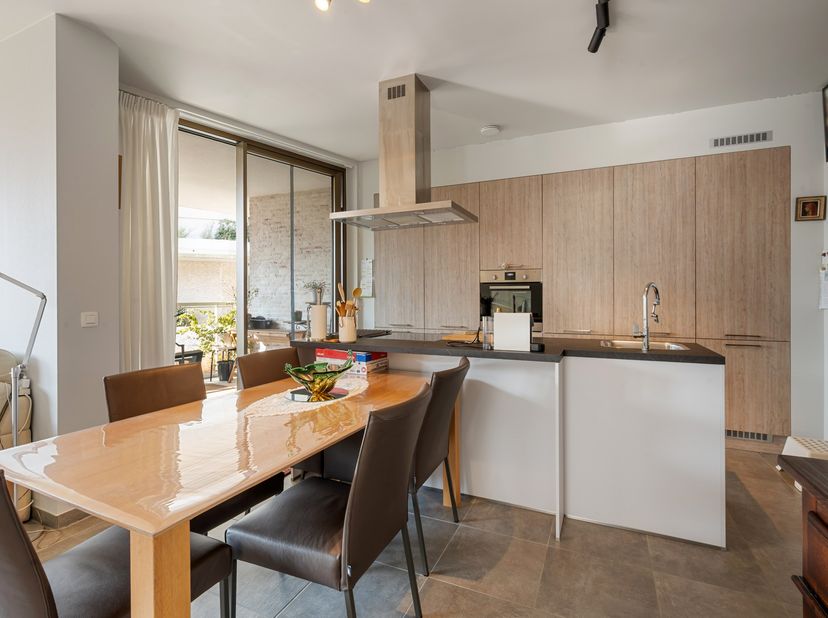 Op de eerste verdieping van de stijlvolle residentie 'De Bonnefant', gelegen aan de Bonnefantenstraat 10, bevindt zich een energiezuinige (verhuurde)