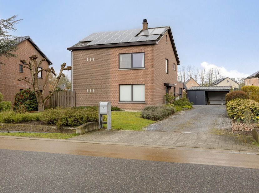 Cette maison individuelle située à Kuringen avec 3 chambres et un terrain de 8a54 offre une combinaison intéressante de confort, d’espace et de tranqu