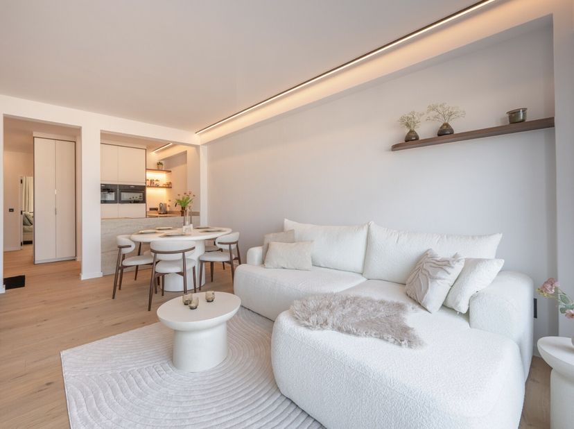 Dit appartement, werd volledig gerenoveerd met kwalitatieve materialen en oog voor detail, het is gelegen op de Zeedijk, schuin over de pier van Blank
