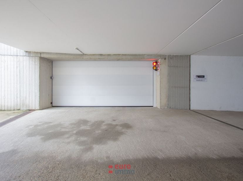 Bent u op zoek naar de oplossing voor uw parkeerproblemen? Wenst u geen kleine krappe garage, maar een vlot inrijdbare? Dan is dit zeker wat u zoekt!<