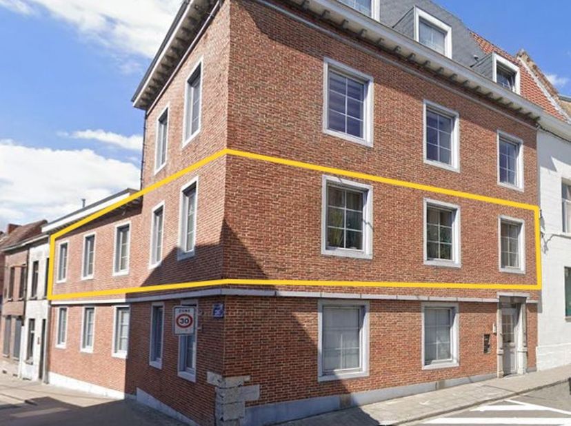 Nous vous proposons ce très spacieux appartement, situé dans le centre historique d’Enghien, à 4 km De Herinnes à proximité immédiate des commerces, r