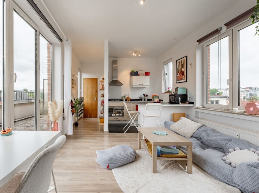 IXELLES – À deux pas des Étangs d’Ixelles et de toutes les facilités, agréable studio de ± 41m² (selon PEB) avec grande terrasse de ± 17m² et cave. Au