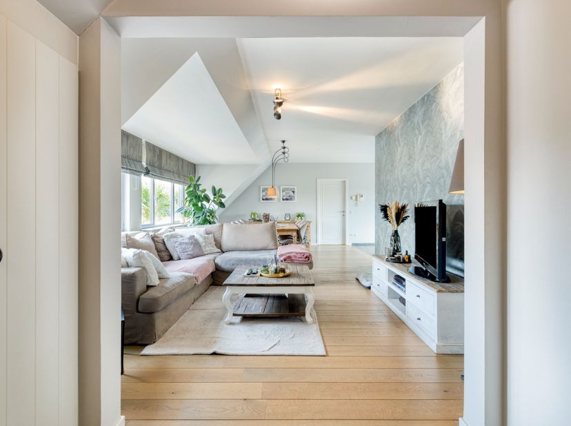 Dit ruime appartement geniet van een uitstekende ligging op wandelafstand van het centrum van Mol, vlak bij het station, de winkelstraten en tal van l