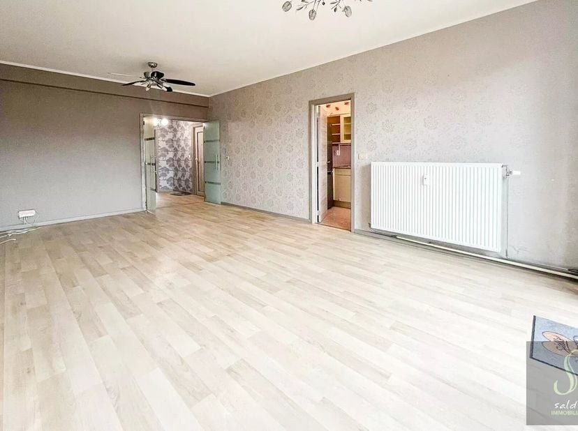 A Gilly, proche de toutes commodités et autoroutes, bel appartement à vendre situé au 3ème étage avec ascenseur.<br />
Il se compose comme suit:<br />