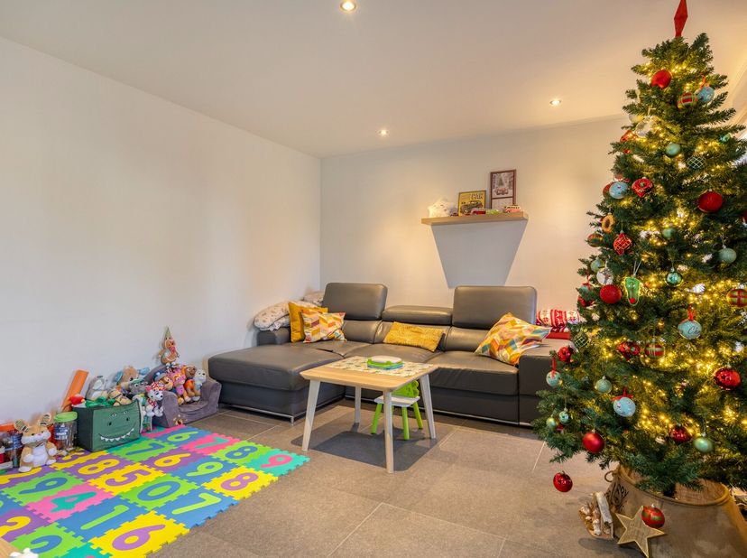 Welkom in deze charmante woning te Meeuwen, pal aan het centrum.<br />
<br />
Bekijk je dit pand via een aanverwante website? Neem dan zeker een kijkj