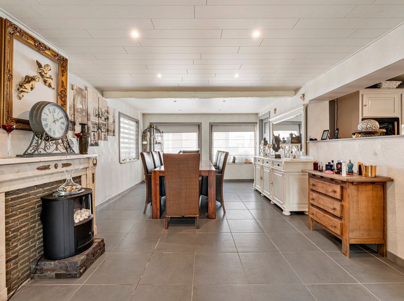 Ruime, instapklare woning met grote tuin te koop in Wevelgem<br />
Je betreedt de woning via de inkomhal met gastentoilet en komt vervolgens in de rui