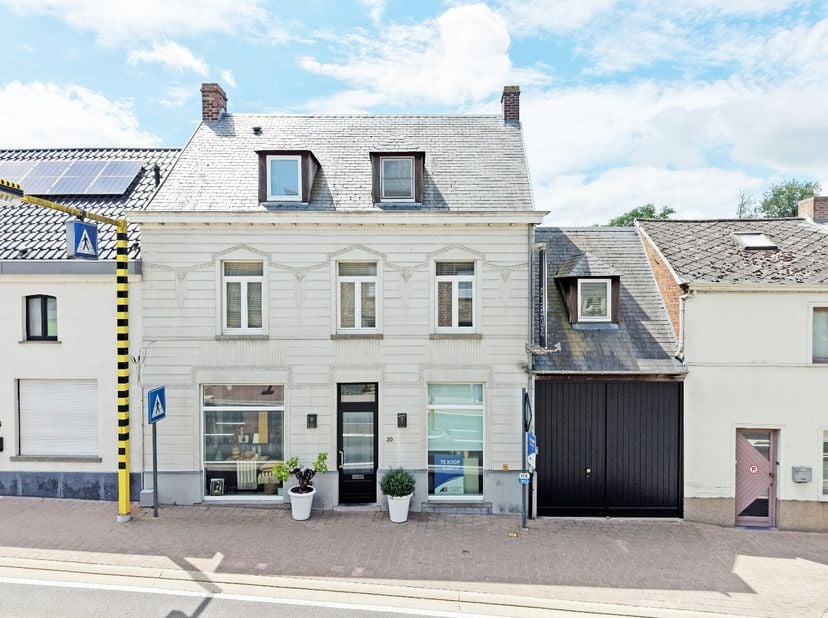 Dit prachtig gebouw met gemengd gebruik situeert zich in de schaduw van de kerktoren te Oombergen, in de onmiddellijke omgeving van de N42 en N46. Ook