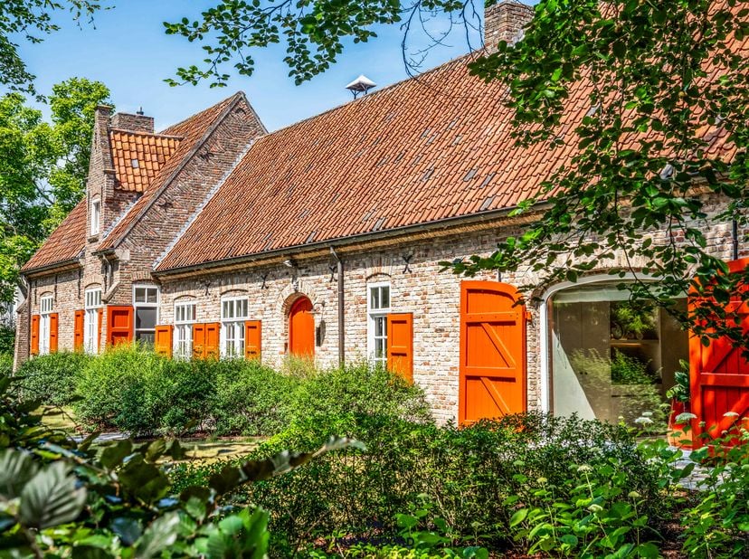 Karaktervol wonen in deze authentieke Villa met zongerichte tuin en praktijkmogelijkheden.<br />
<br />
Deze stijlvolle Villa geniet van een uitsteken