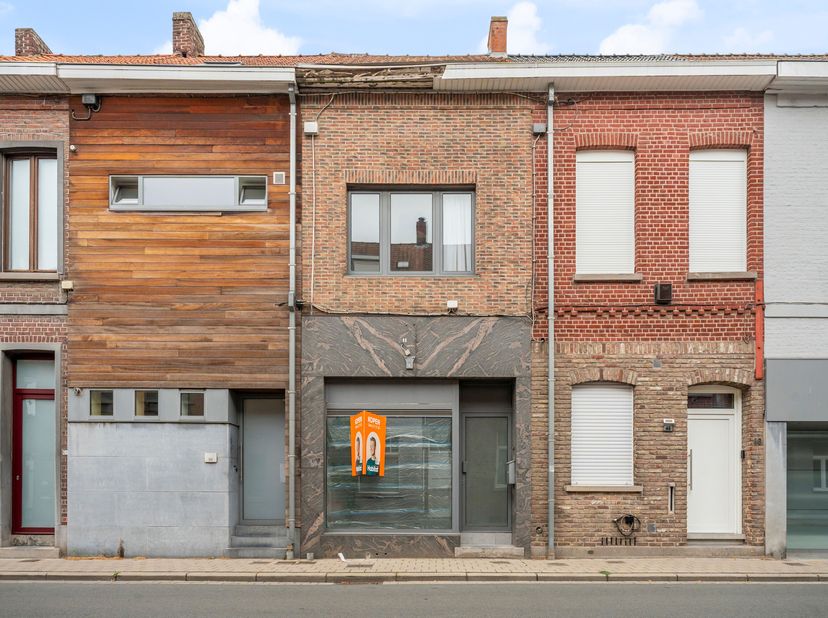 Deze woning bevindt zich in het centrum van Izegem.<br />
Door zijn interessante ligging kan je werk en wonen comfortabel combineren.<br />
De woning