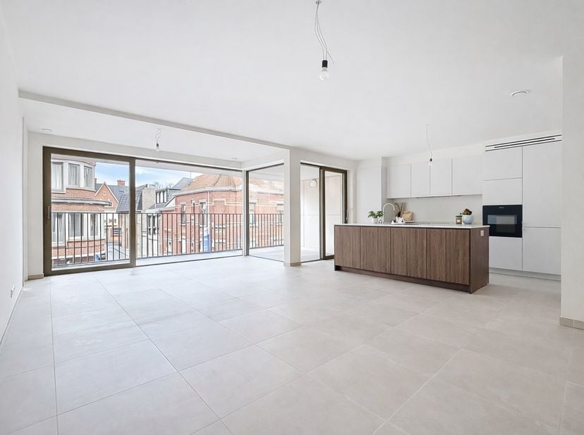 Ben je op zoek naar een royale woonst met kwalitatieve afwerking, centraal gelegen en met alles binnen handbereik? Dan is dit instapklaar appartement