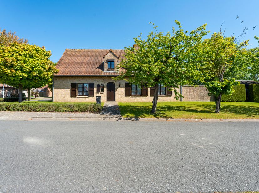 Deze zeer goed onderhouden alleenstaande woning op 598 m2 is gelegen in een rustige residentiële woonomgeving.<br />
We betreden de gelijkvloerse verd