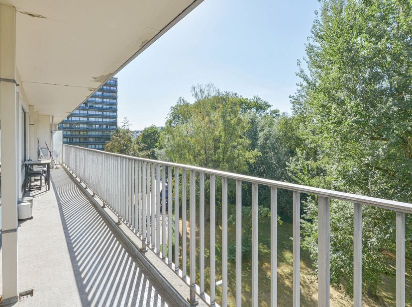 Maxime Real Estate biedt u dit mooie 2-slaapkamerappartement aan met een ruim terras.<br />
Gelegen tussen de Woluwelaan en UZ St-Luc en nabij UCL, me