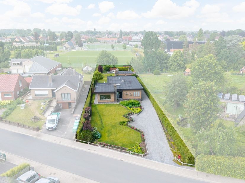 Op zoek naar een ruime, instapklare woning waar comfort en een uitstekende ligging samenkomen?<br />
Dan is deze alleenstaande woning in het centrum v