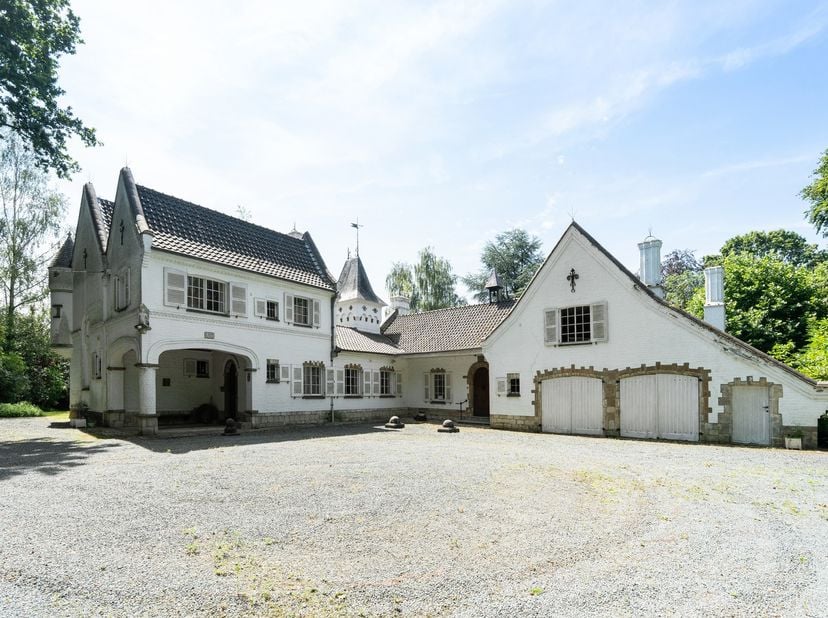 Le Clos de la Morette is een karaktervol landhuis dat zich onderscheidt door zijn verfijnde architectuur, royale leefruimtes en uitzonderlijke ligging