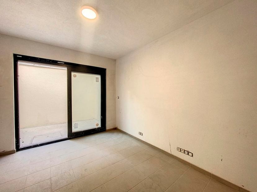 Superbe kot étudiant entièrement rénové ! <br />
Séjour de 12 m²<br />
chambre de 9 m², <br />
Cuisine comprenant taque electrique, hotte, évier et ré
