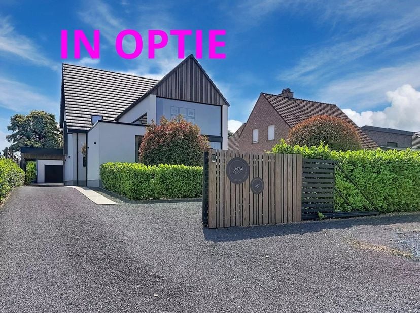 Achter deze elektrische houten poort schuilt een parel van een villa waar u in alle luxe kan genieten!<br />
De woning ligt ver verwijderd van de stra