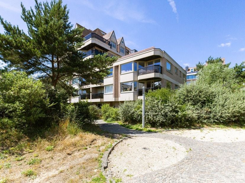 Knokke: Stijlvol gerenoveerd gelijkvloers appartement te koop met 3 slaapkamers en uniek zicht op het IJzerpark.Op een uitstekende ligging in de Diksm