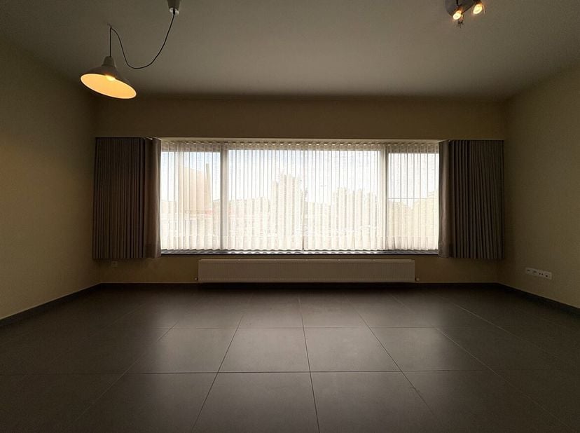 Un appartement confortable situé dans un emplacement de choix à Herentals<br />
Composition : Hall d'entrée, 2 chambres, salle de bains, salon, cuisin