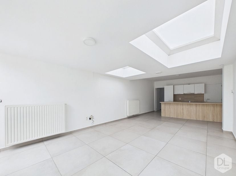 Au rez-de-chaussée, un hall d’entrée donnant accès à une salle de bain équipée d’une douche, d’une baignoire, d’un WC et d’un espace laverie. Une pièc