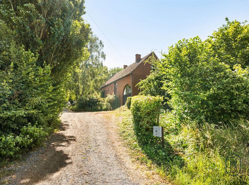 Uniek gelegen charmante woning op een uizonderlijk perceel van 2734m2, genietend van fantastische verzichten. <br />
Mooie oprit, villa met enorme pot