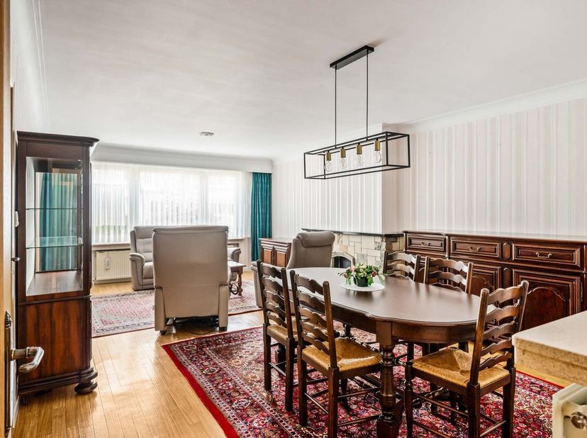 Dit op te frissen gelijkvloers appartement is gelegen in een verzorgd gebouw in de Petrus de Beuckelaerlaan te Deurne. De ligging is bijzonder gunstig