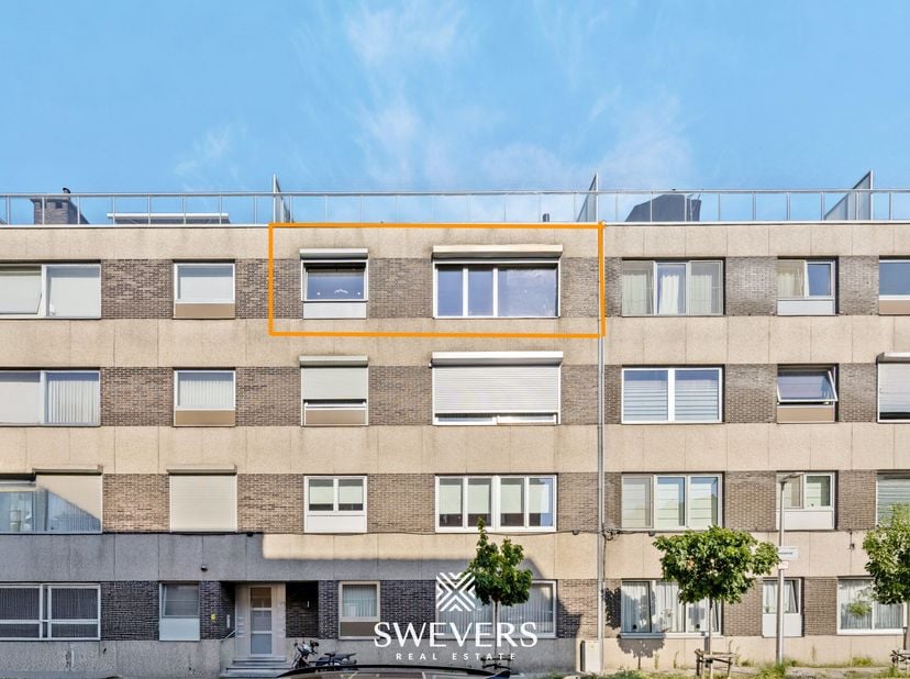 Voor meer info en foto’s, surf naar www.swevers.be – Op de derde verdieping van een verzorgd appartementsgebouw in de Theresiastraat in Hasselt ligt d