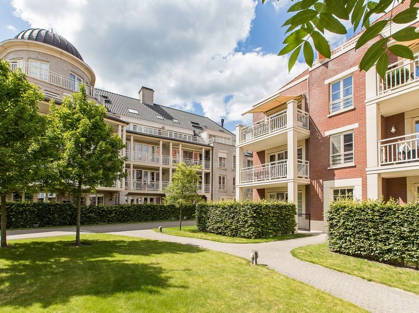Zeer ruim gelijkvloers appartement in Residentie "Augustijnenpark" met maar liefst 3 volwaardige slaapkamers en 2 badkamers.<br />
Een woonoppervlakte