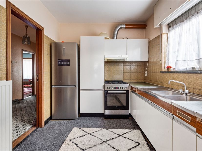 Omschrijving:<br />
Dit gelijkvloers appartement biedt 135 m2 bewoonbare oppervlakte, perfect voor gezinnen of koppels die op zoek zijn naar extra ru