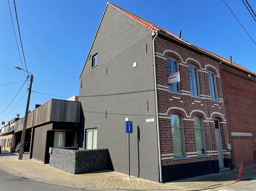 Joli appartement en duplex avec une superbe terrasse (8 m x 8 m), comprenant un hall d'entrée privatif avec un espace pour les vélos ; à l'étage, on t