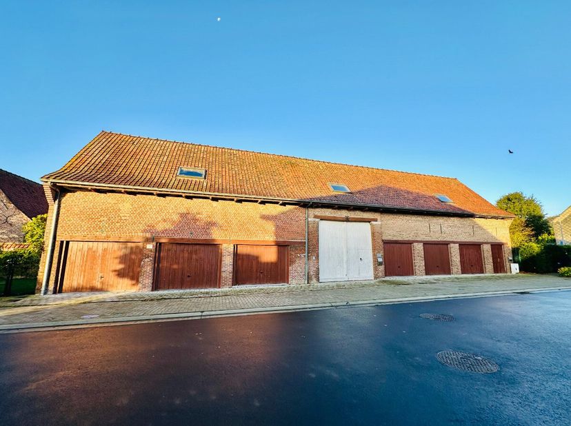 Unieke loods met ruime inrijpoort in middel (kleur rood op plan) Ben je op zoek naar een veelzijdige loods in een rustige, inspirerende omgeving met e