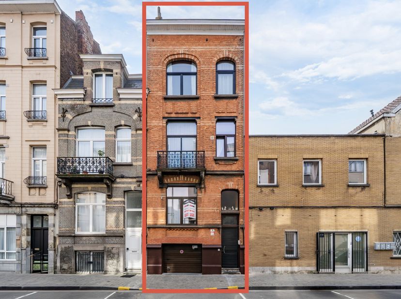 Easyhome biedt u deze prachtige bel-etagewoning met 4 slaapkamers aan, ideaal gelegen in de onmiddellijke nabijheid van het Zuidstation, in een dynami