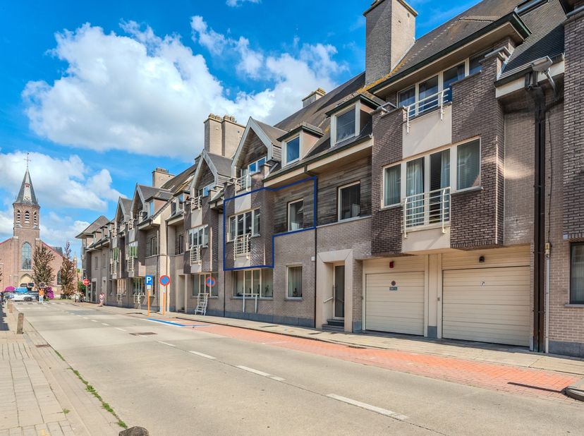 In het centrum van Veldegem vinden we dit verzorgd appartement met zonnig terras en afgesloten garagebox! De uitstekende ligging&amp;nbsp; zorgt ervoor da