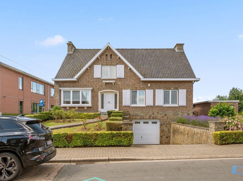Ontdek deze uitzonderlijk ruime halfopen woning met het gevoel van een open bebouwing, gelegen op een mooi perceel met zuidwest-georiënteerde tuin waa