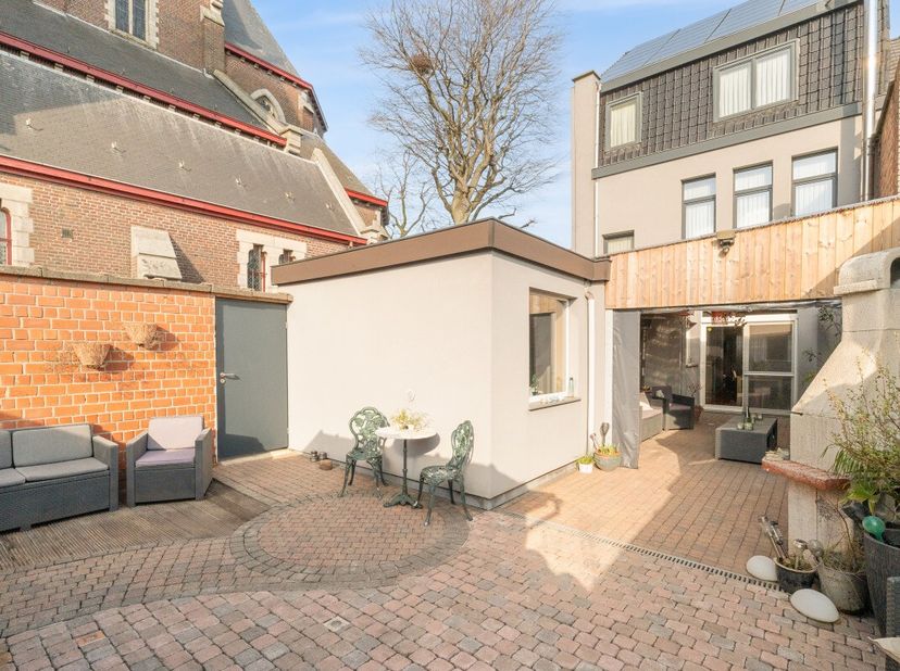 LiggingIn het hart van Zelzate bevindt zich deze prachtige historische woning boordevol charme en authenticiteit. Een uniek pand waar karaktervolle el