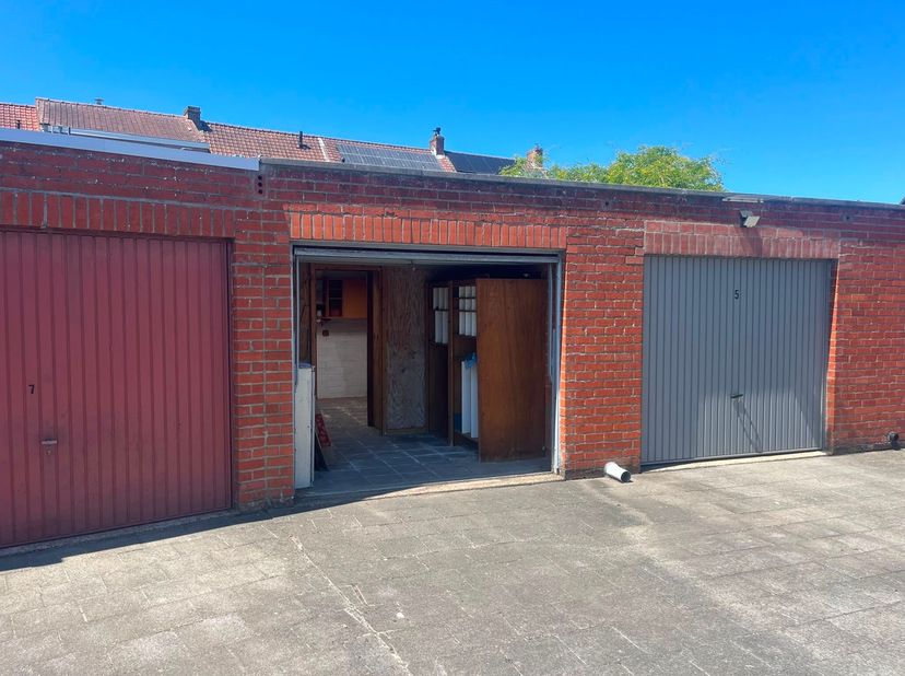 Ruime, afgesloten garagebox van 20 m², gelegen in een bovengronds garagecomplex op een vlot bereikbare locatie in Sint-Pieters Brugge. De garage is vo