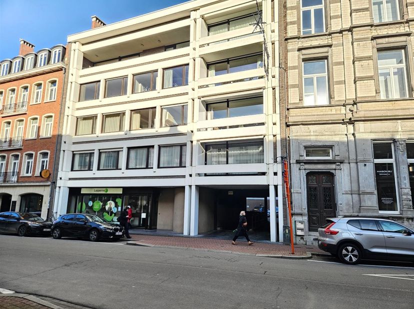 Dit prachtige appartement beschikt over een totale woonoppervlakte van 100 vierkante meter en is ideaal ingedeeld voor comfort en functionaliteit. De
