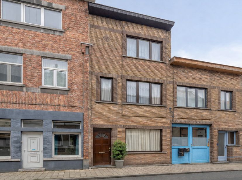 In een uitstekende buurt van Gentbrugge, waar alles binnen handbereik ligt – winkels, openbaar vervoer en het ziekenhuis – bevindt zich deze bijzonder