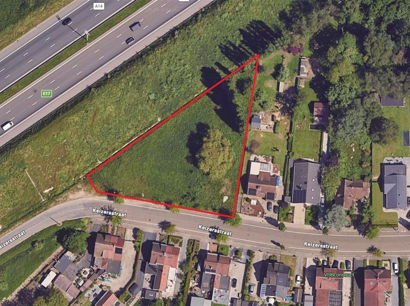 Exclusief perceel bouwgrond van 2.676 m² op een centrale én discrete ligging te Stasegem<br />
Bent u op zoek naar een uitzonderlijk ruim perceel voo