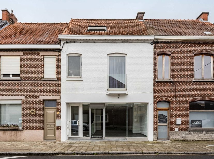 Opbrengsteigendom met handelsruimte en appartement op topligging in Oudenaarde<br />
<br />
In het bruisende centrum van Oudenaarde vinden we deze uni