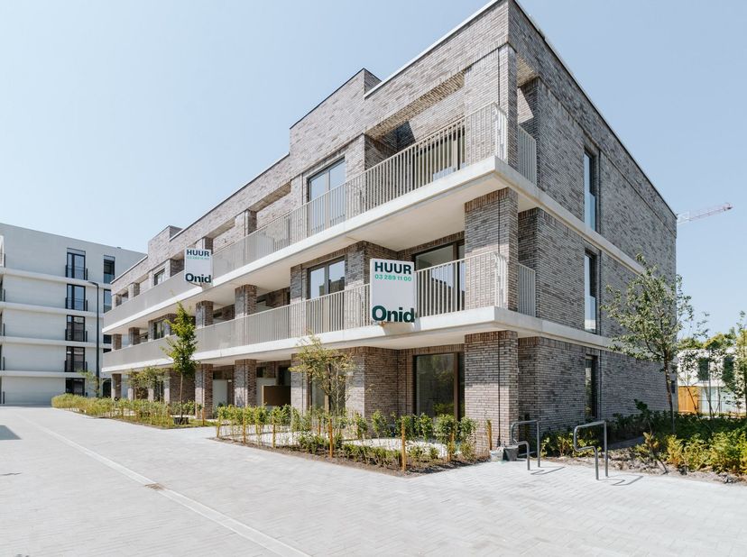 Welkom in Het Midden, een groene en duurzame woonomgeving in het hart van Boechout. In dit recente en energiezuinige BEN-appartement geniet je van mod