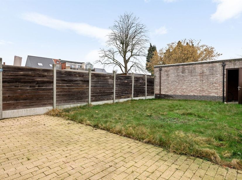 Zeer ruim gelijkvloersappartement met 1 slaapkamer en tuin op een rustige locatie in Putte-Kapellen te koop.<br />
Ligging: De Albert-Louisastraat is