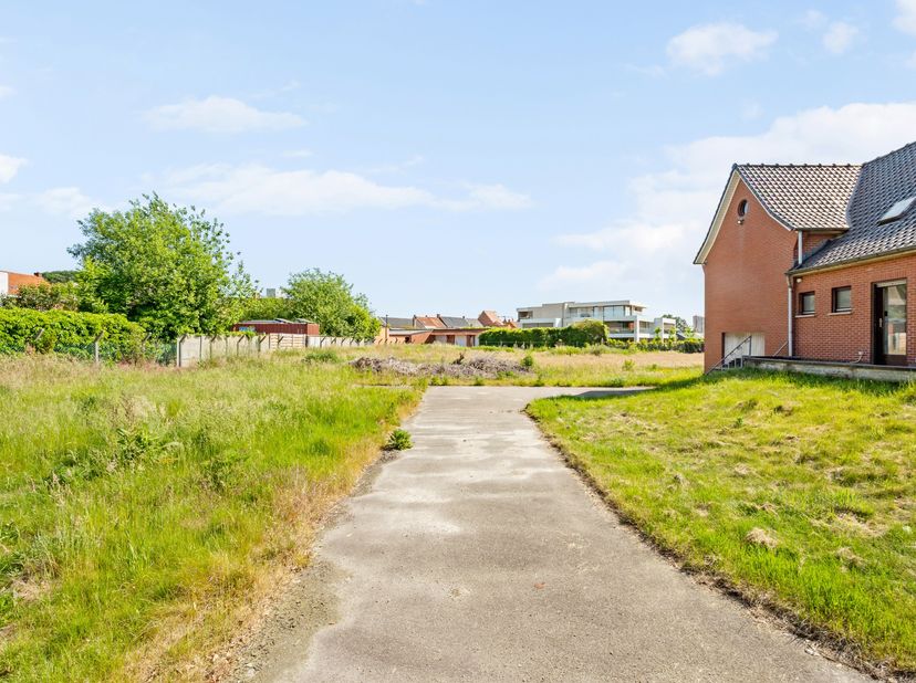 Deze vrijstaande woning met potentieel is gelegen in een doodlopende straat, pal in het centrum van Poppel, op een schitterende kavel van 2.476 m². <b