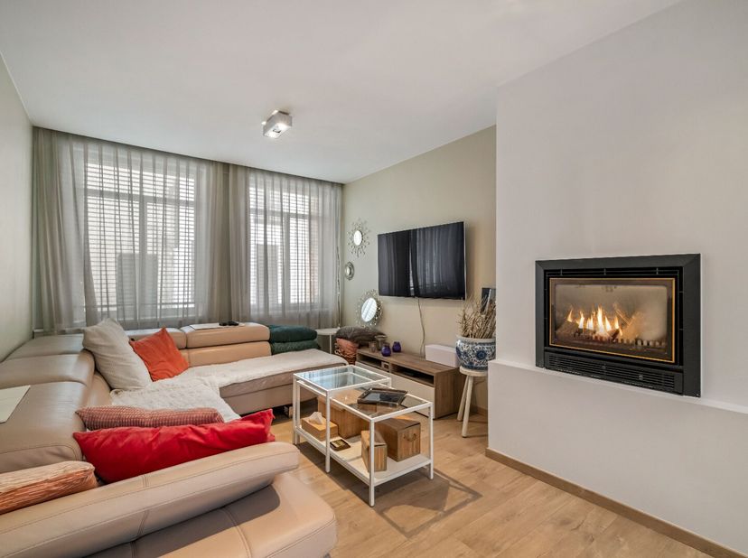BRUGGE - STARTPRIJS  KARAKTERVOLLE stadswoning (4 slaapkamers) met RUIME GARAGE en STADSTERRAS. Woonuniversum met o.a. een inkom, ingerichte keuken, r