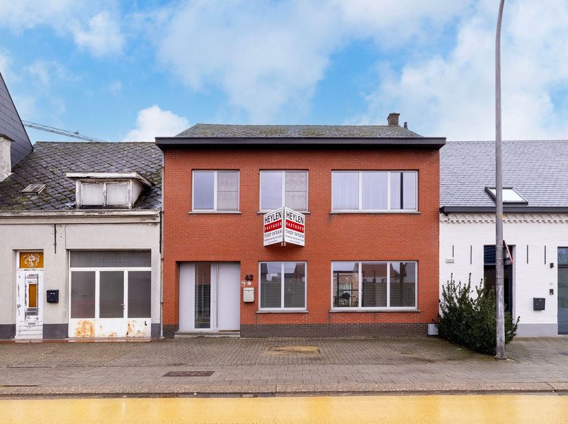 Ruime woning met garage en tuin in Westerlo<br />
<br />
Deze gesloten bebouwing in Westerlo combineert een praktische indeling met lichtrijke leefr