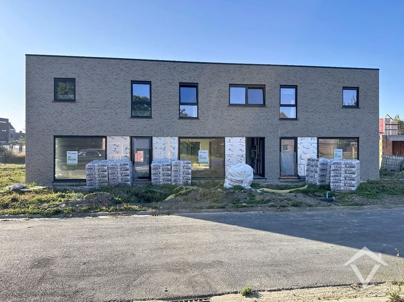 Deze nieuwbouwwoning bestaat uit: inkomhal - toilet - living - keuken - berging - wasplaats - terras - tuin - tuinhuis - autostaanplaats - nachthal -